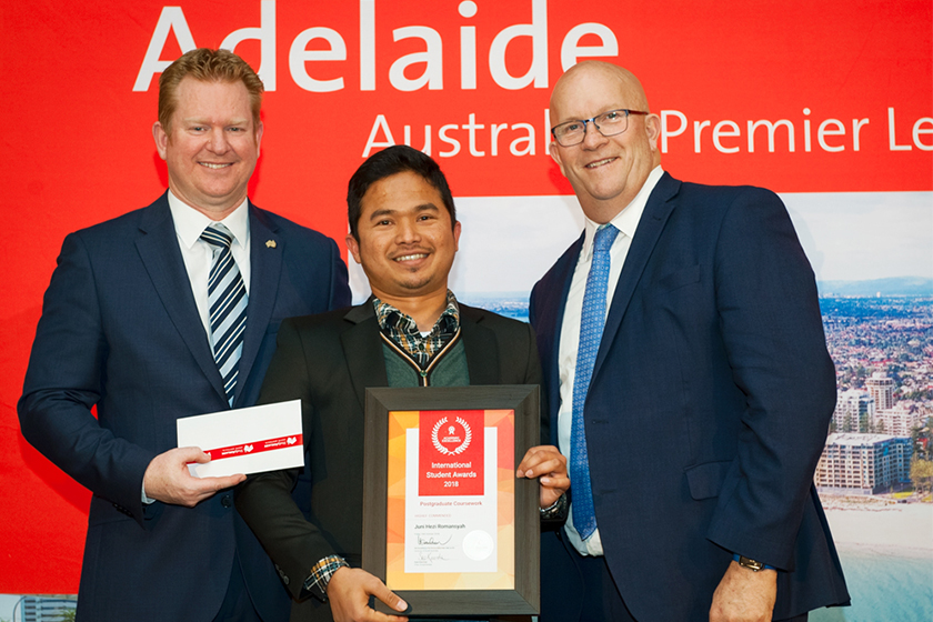 Juni Hezi Romansyah receives a Highly Commended Prize from the 2018 StudyAdelaide International Student Awards